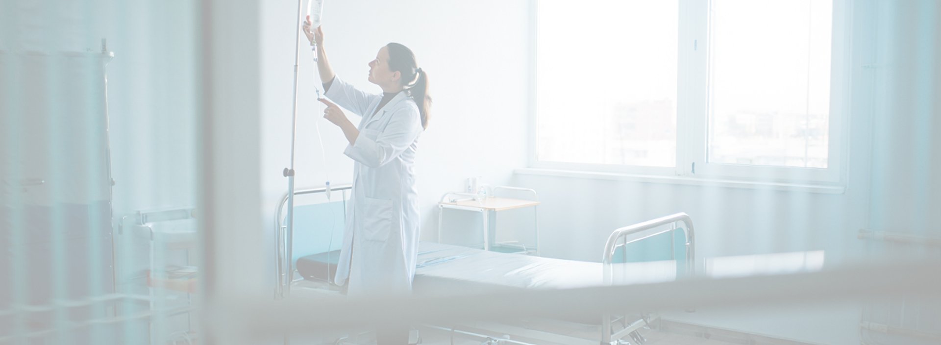 Врач подготавливает кабинет